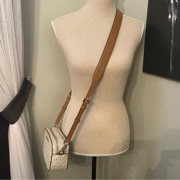 Michael Kors ‘Connie’ Crossbody Camera Bag - Picture 6 of 16
